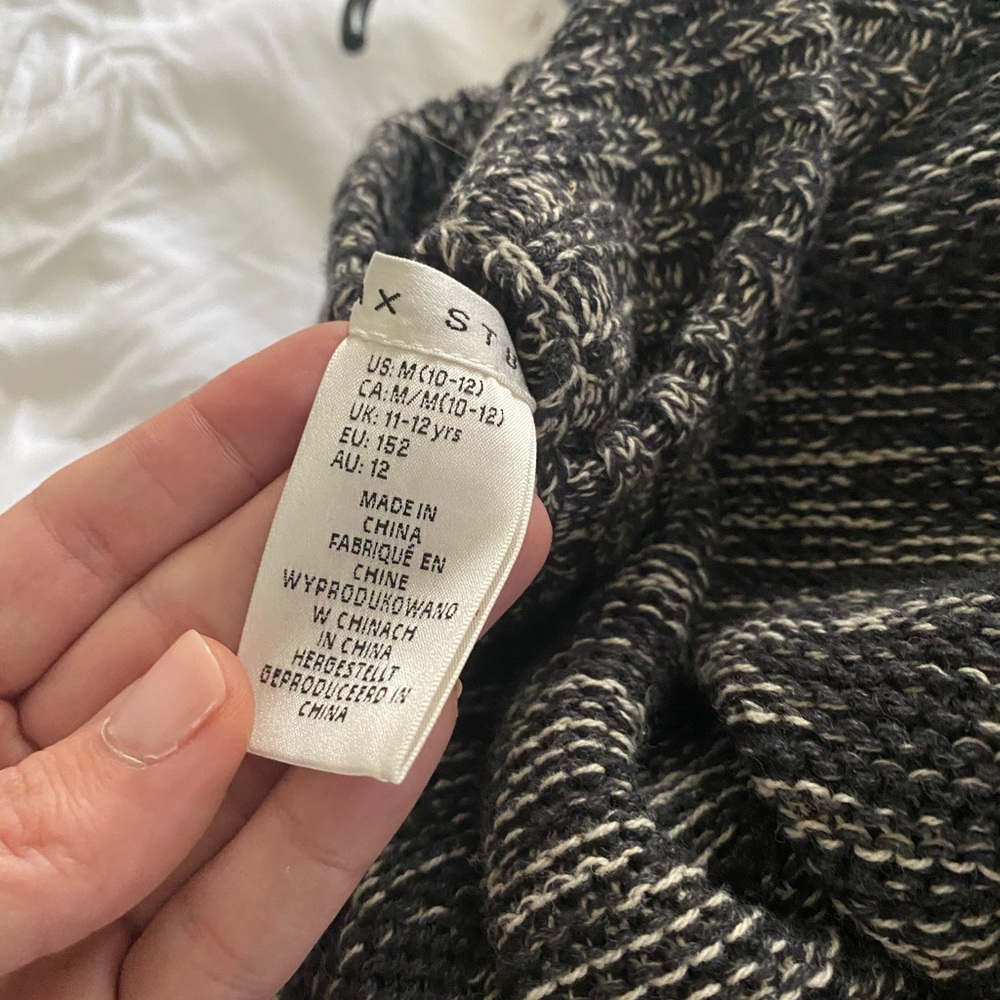 Over throw sweater - Picture 4 of 4